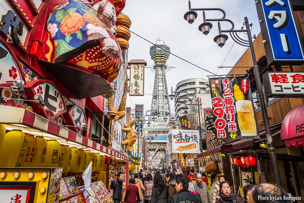 El barrio de Shinsekai de Osaka, con cientos de restaurantes y la torre Tsutenkaku al fondo