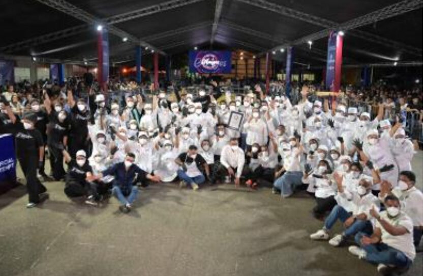 El equipo de trabajo posa para celebrar el récord del mofongo más grande del mundo.