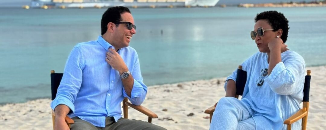 El ministro de Administración Pública, Sigmund Freund, en su rol de director ejecutivo del Fideicomiso Pro-Pedernales, conversa con la periodista Edith Febles durante un programa de El Día desde Cabo Rojo.