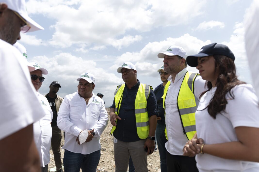 El ministro de Medio Ambiente durante un recorrido de superivisión en varios puntos de Santo Domingo junto a técnicos de la institución.