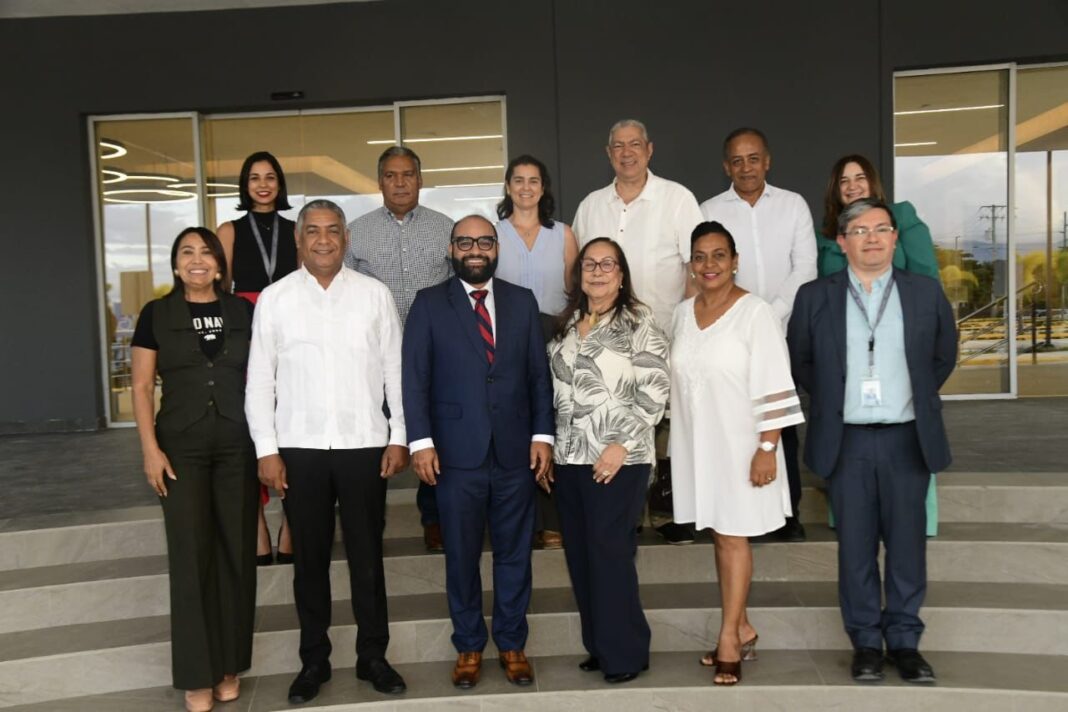 Directivos del Hospital Especializado de Medicina Avanzada (HEMA) junto a la Junta Directiva del Clúster Santiago Destino Turístico