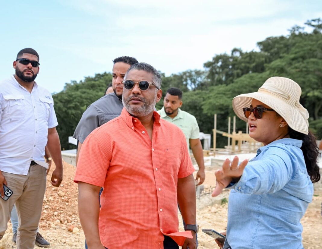 Atahualpa Paulino junto al personal de Ceiztur en la supervisión de las obras en Sosúa.