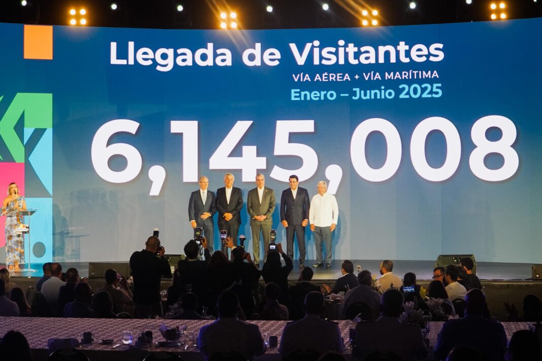 El presidente Luis Abinader y el ministro de Turismo, David Collado, al centro, junto a expresarios destacados del país.