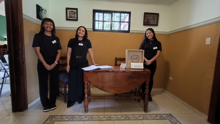 J&oacute;venes estudiantes dan la bienvenida al p&uacute;blico a la Semana Culinaria Serran&iacute;a 2025.