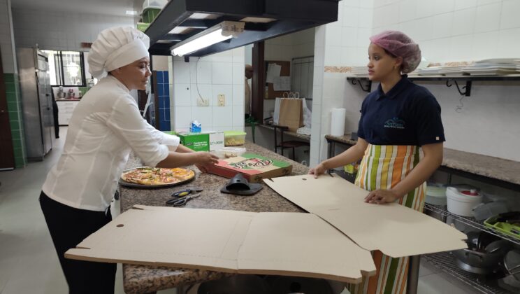 J&oacute;venes en la preparacion de alimentos