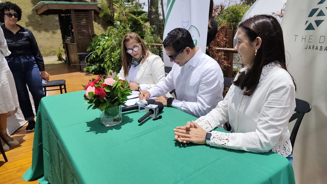 Momenmto de la firma entre The Domes Jarabacoa y la Escuela Técnica Hotelera Serranía.