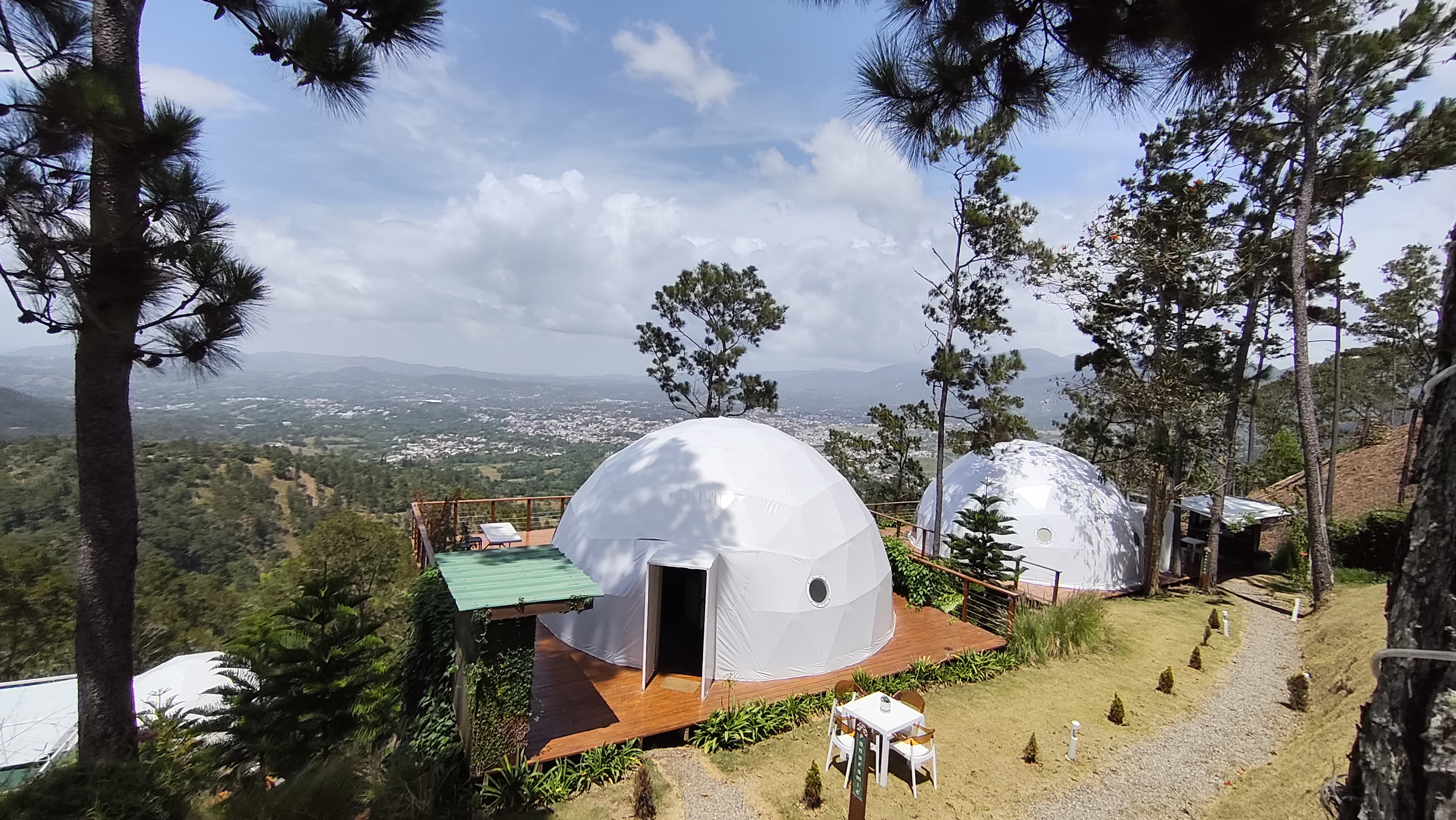 Desde los glamping de The Domes se observa todo el valle intramontano en que se asienta el pueblo de Jarabacoa