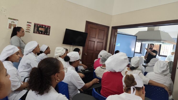 P&uacute;blico participante en una clase magistral de gastronom&iacute;a.