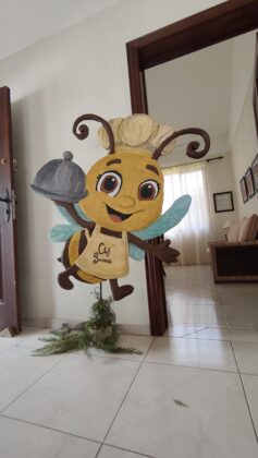 La abeja entra triunfal como la mascota de las j&oacute;venes estudiantes de la Escuela Serran&iacute;a