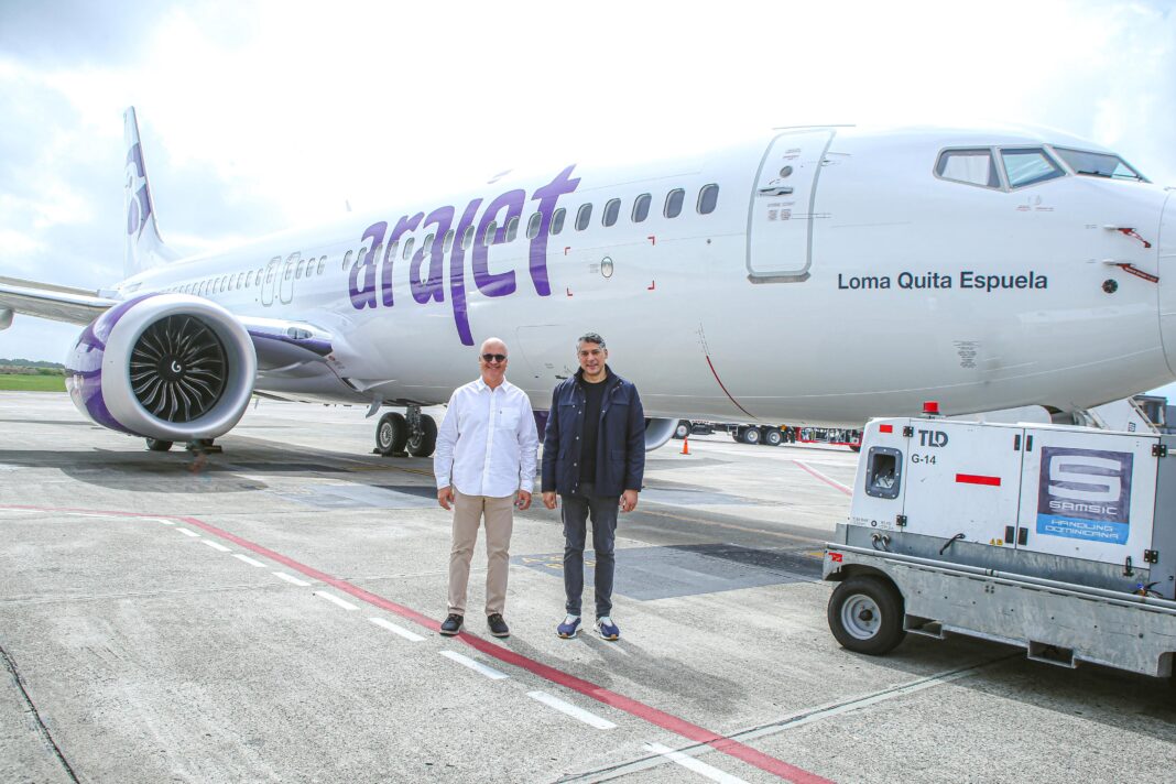 Igor Rodriguez y Victor Pacheco durante la presentación del nuevo avión bautizado como Loma Quita Espuela dentro d ela estrategia de Arajet para promover a nivel mundial las áreas protegidas de República Dominicana