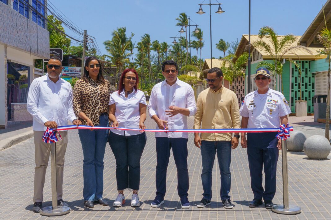 David Collado, al centro, hace el corte de la cinta para dejar inaugurada la nueva calle Francisco Caamaño en Las Terrenas.