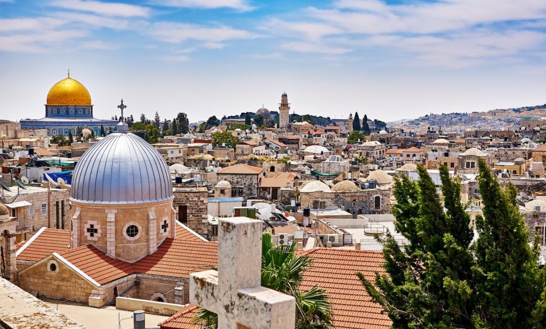 Israel es un país pequeño y Jerusalén se promueve como la ciudad perfecta para usar como base para su visita a Israel al mismo tiempo tomando excursiones a otros lugares importantes y lugares religiosos.