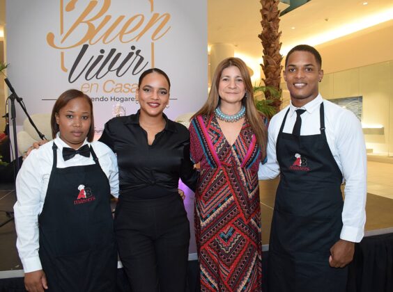 Kiara Duverge y Luisa Feliz junto al equipo de A & B Masters