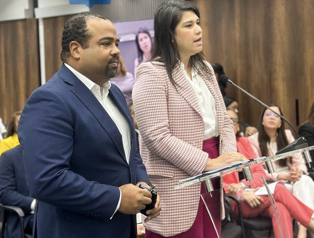 Michael Lugo, director ejecutivo de ADETI, junto a Alba Russo, directora legal y de relaciones interinstitucionales de Asonahores.