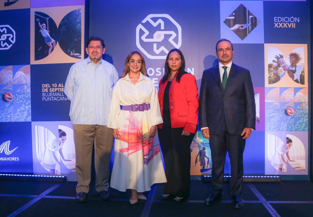 Michel del Prisco, Aguie Lendor, Jacqueline Mora y Javier Tejeda durante el anuncio de la trigésima séptima edición de su tradicional Exposición Comercial que se celebrará del 10 al 12 de septiembre de 2025, en las instalaciones de Blue Mall Punta Cana.