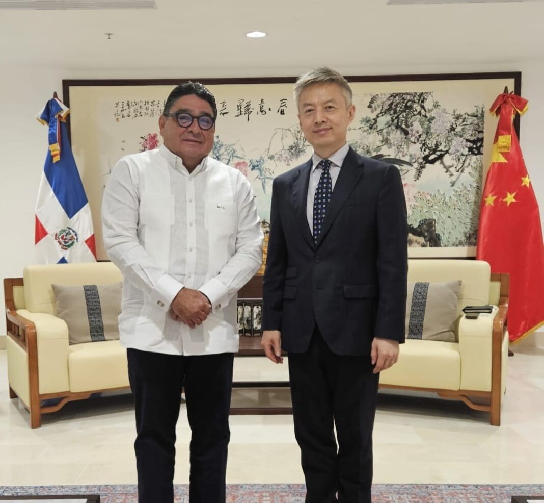 Miguel Calzada, cónsul honorario de Mongolia en República Dominicana junto a Chen Luning, embajador de la República Popular China en el país
