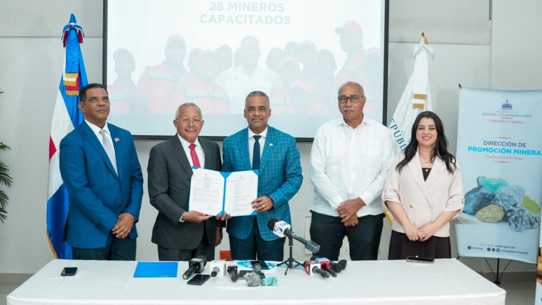 Ministro Joel Santos recibe Registro Internacional de la Denominación de Origen del Larimar Barahona