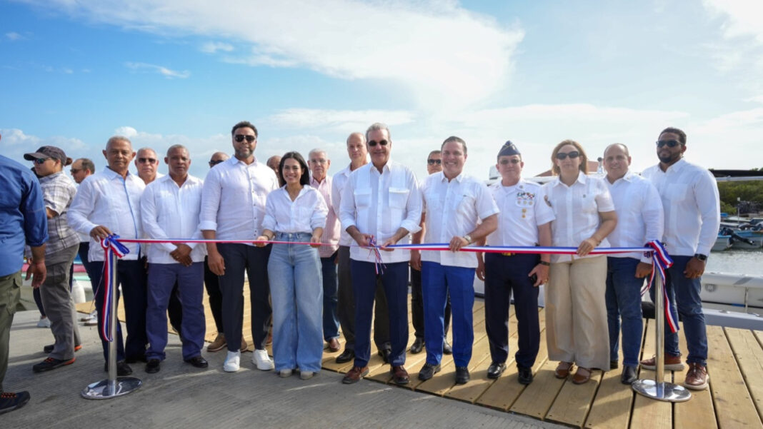 Momento de la inauguración por parte del presidente Luis Abinader del muelle turístico y pesquero de Caño del Yuti, ubicado en la comunidad del mismo nombre, en la provincia Montecristi,