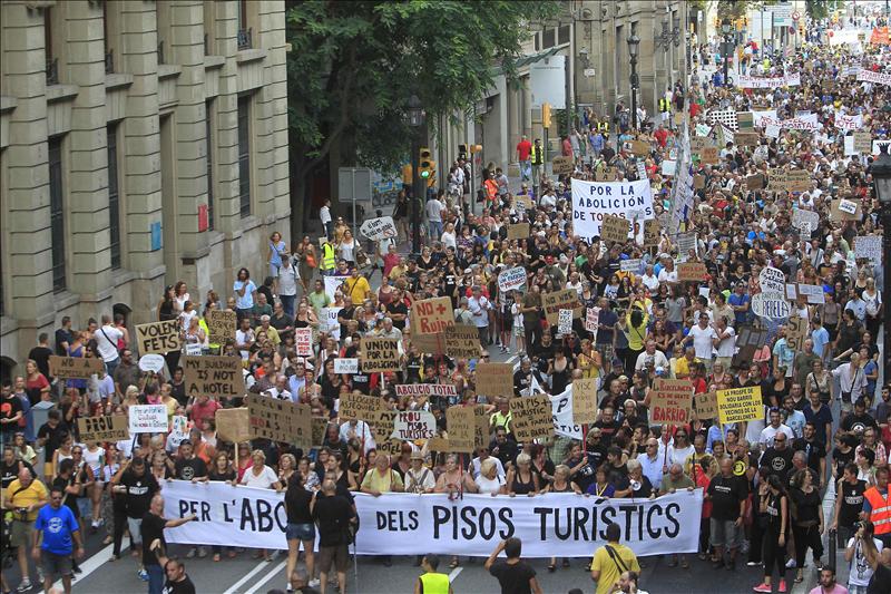 Numerosas ciudades europeas crece el movimiento contra el turismo masivo que trastorna la cotidianidad y la economía de las personas