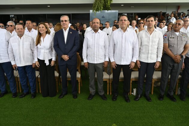 El presidente Abinader junto al ministro de la Presidencia, José Ignacio Paliza; la alcaldesa del Distrito Nacional, Carolina Mejía; el presidente ejecutivo de Banreservas, Samuel Pereyra; y el vicepresidente ejecutivo de AFI Reservas, Ian Rondón.