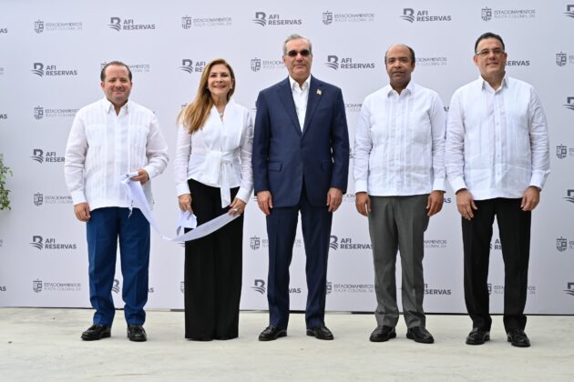 El presidente Luis Abinder encabeza el acto de inauguración del estacionamiento Plaza Zona Colonial con la participación de autoridades civiles y militares.