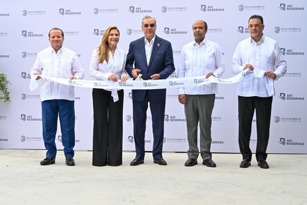 El presidente Luis Abinder realizó el corte de cinta de la inauguración del estacionamiento Plaza Zona Colonial, en presencia del ministro de la Presidencia, José Ignacio Paliza; la alcaldesa del Distrito Nacional, Carolina Mejía; el presidente ejecutivo de Banreservas, Samuel Pereyra; y el vicepresidente ejecutivo de AFI Reservas, Ian Rondón.