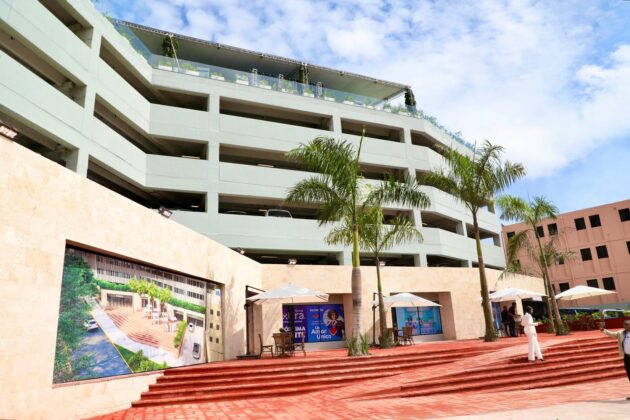 Fachada del nuevo estacionamiento Plaza Zona Colonial