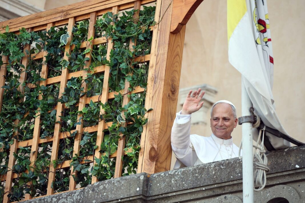 El Papa León XIV saluda a su llegada a Castel Gandolfo para pasar dos semanas de reposo estival, retomando una tradición interrumpida durante el pontificado de su predecesor, el papa Francisco. EFE/Massimo Percossi