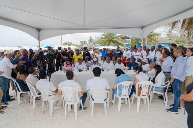 Parte de la reunión que sostuviera el ministro de Turismo, David Collado, con munícipes de Boca Chica