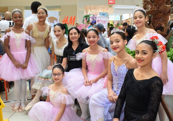 Pastora Delgado con las bailarinas de la academia
