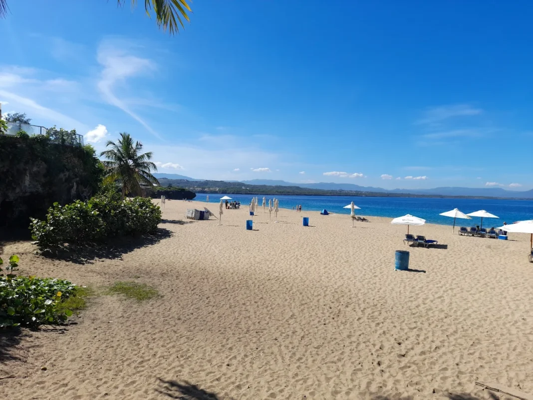 Vista de playa Alicia en el municipio turístico de Sosúa en Puerto Plata.
