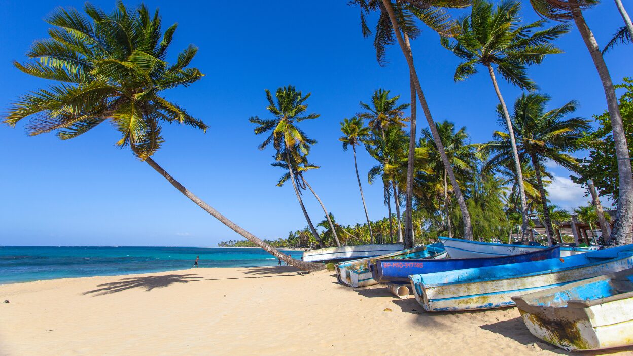 Playa dominicana que muestras las promociones de Westjet de sus vuelos a Samaná, Puerto Plata y Punta Cana.