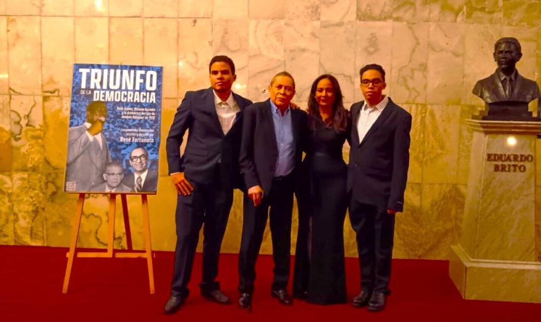 Rene Fortunato y su familia en la Premiere del documental Triunfo de la Democracia