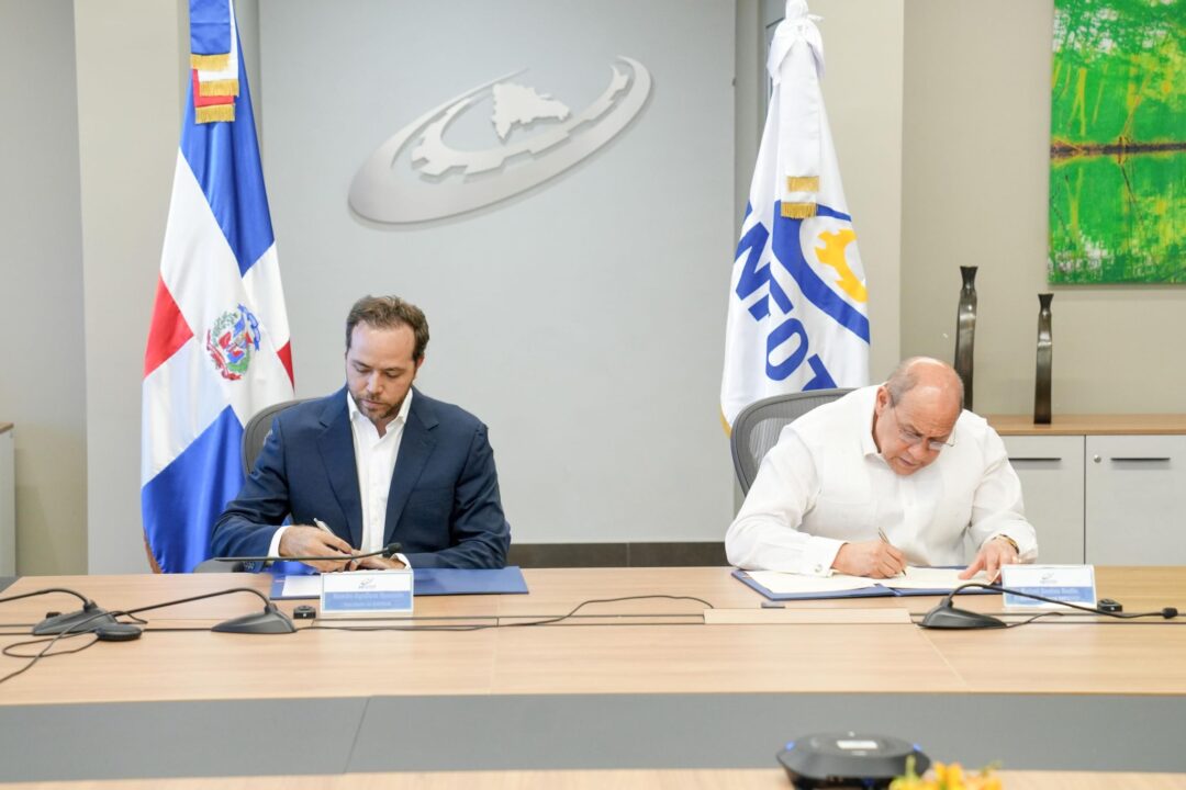 Rafael Santos Badía, director general del INFOTEP y el presidente del Clúster Turístico de Samaná, Javier Lara Reinhold en el momento de la firma del convenio. Fuente INFOTEP
