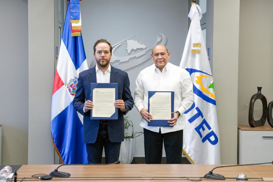 Rafael Santos Badía, director general del INFOTEP y el presidente del Clúster Turístico de Samaná, Javier Lara Reinhold luego de la firma del convenio. Fuente INFOTEP