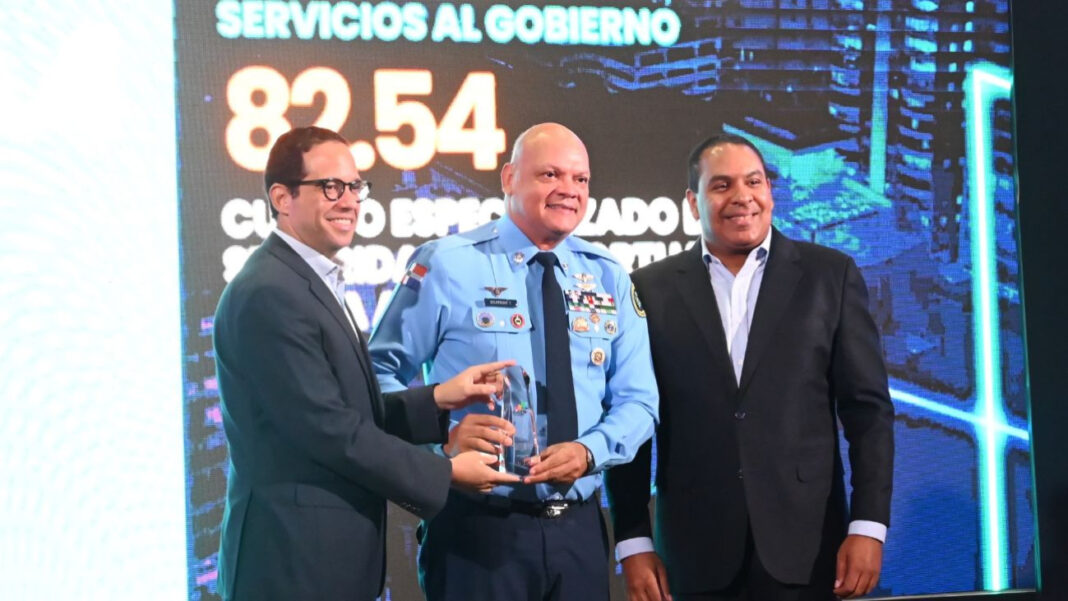 El director general del Cesac, general de brigada piloto Enmanuel Marcelino Souffront Tamayo, de la FARD, recibió personalmente los reconocimientos