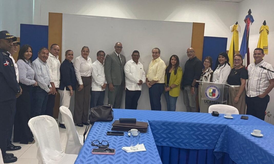 Integrantes del Clúster de Turismo de La Vega al concluir la reunión con el vicerrector de UCATECI.