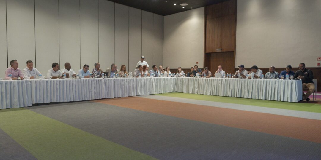 Reunión ampliada de representantes de organizaciones oficiales, empresariales y ambientales para iniciar el operativo contra el sargazo en Punta Cana