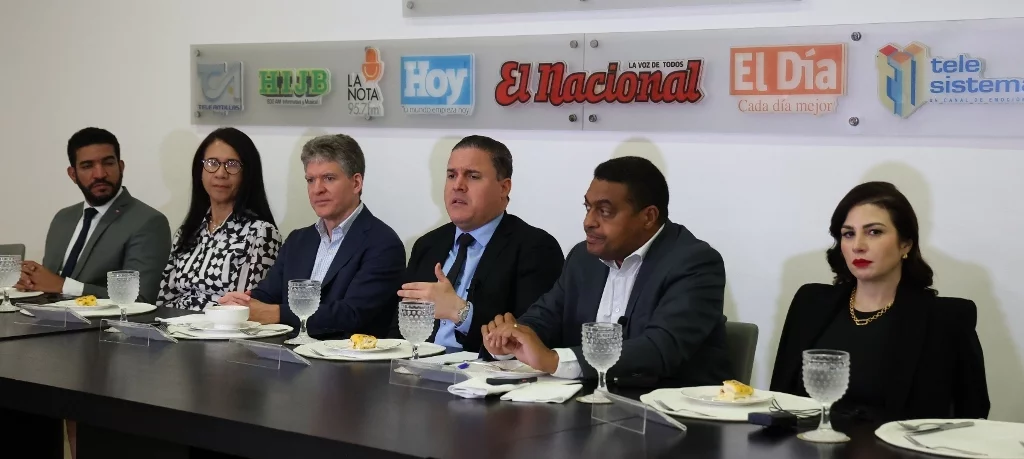 Rodríguez estuvo acompañado de los directores comerciales e ingeniería de Apordom, además de una asesora. Foto José de León, Periódico El Día
