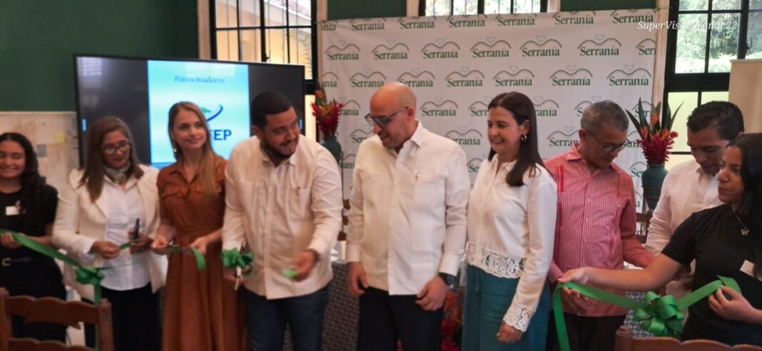 Momento del corte de cinta para dejar formalmente abierta la Semana Culinaria 2025 de la Escuela Técnica Hotelera Serranía en Jarabacoa.