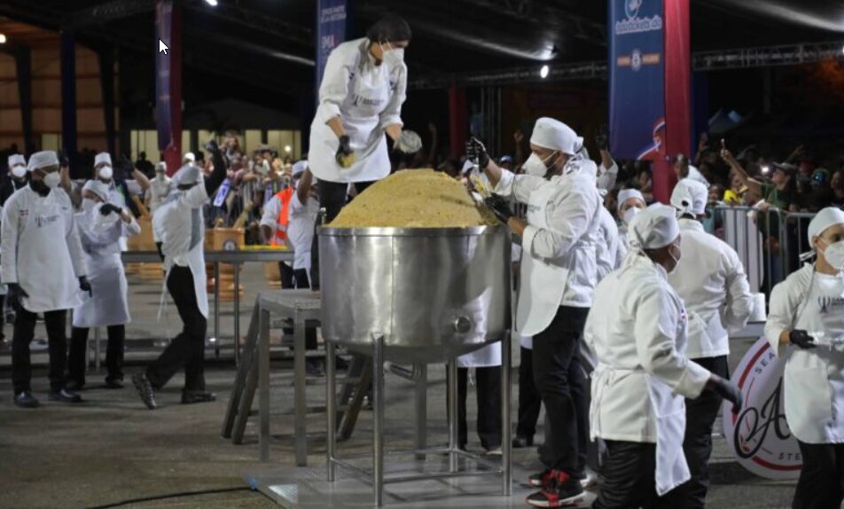Con un peso oficial de unas 1,226.8 libras, este mofongo colosal superó con creces el requisito mínimo de 200 kilogramos exigido por Guinness World Records para una 