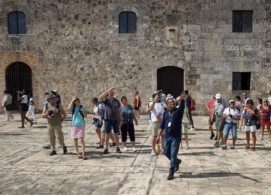 Un guía de turismo conduce a un grupo de visitantes en la Ciudad Colonial de Santo Domingo.