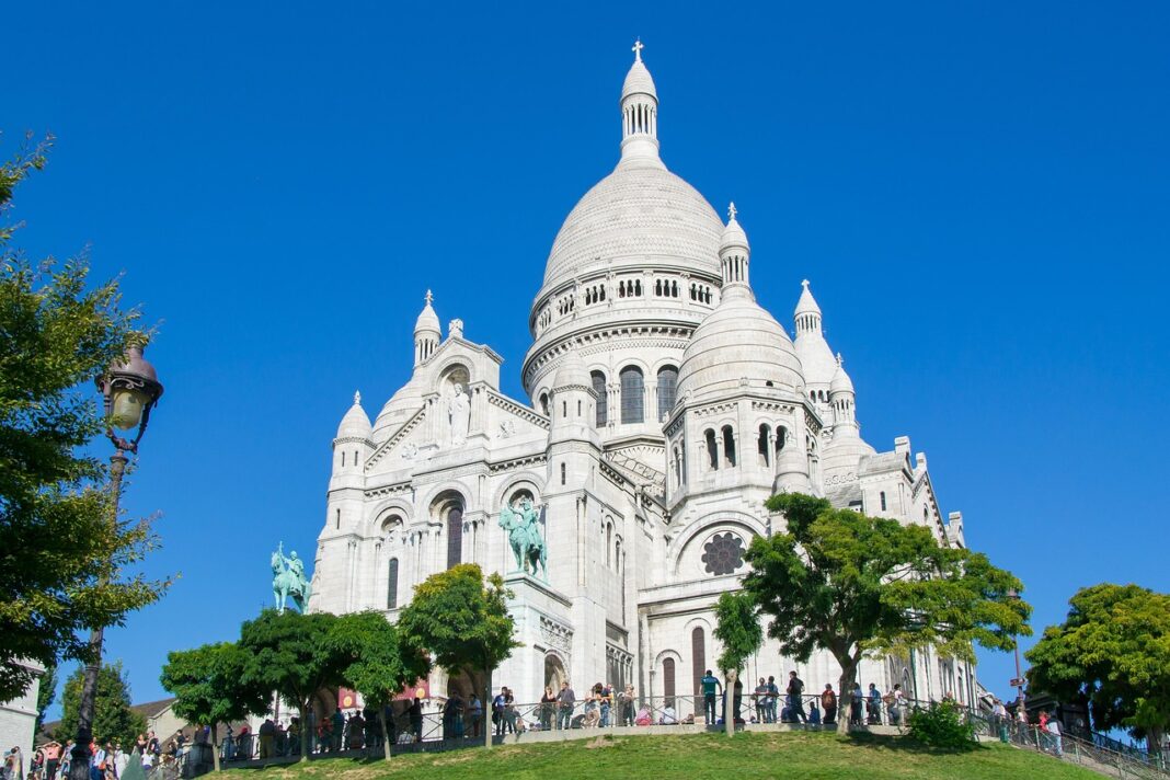 Turistas visitan la Basílica del Sagrado Corazón de Montmartre en París