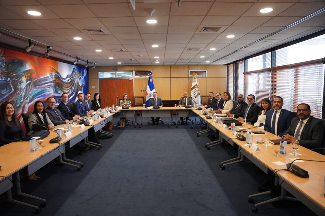 Valdez Albizu encabeza la reunión con una delegación del Tony Blair Institute y representantes de la Vicepresidencia de la República