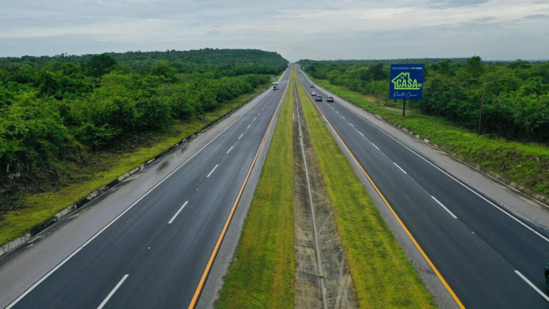 El programa “Carreteras Limpias”en autopistas del país integra mantenimiento, embellecimiento y sostenibilidad en autopistas del país.