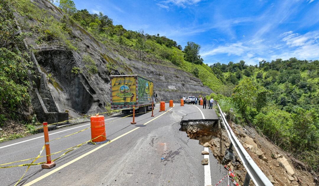 El tránsito regulado dispuesto por Obras Públicas para la carretera Casabito-Constanza, entró en vigor este lunes 28 y durará hasta el 18 de agosto. Foto Obras Públicas
