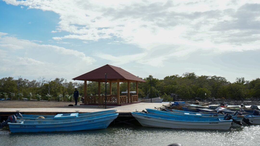 El muelle turístico y pesquero Caño del Yutí incluye un muelle principal de 184 m² y otros cuatro muelles secundarios para actividades turísticas y pesqueras