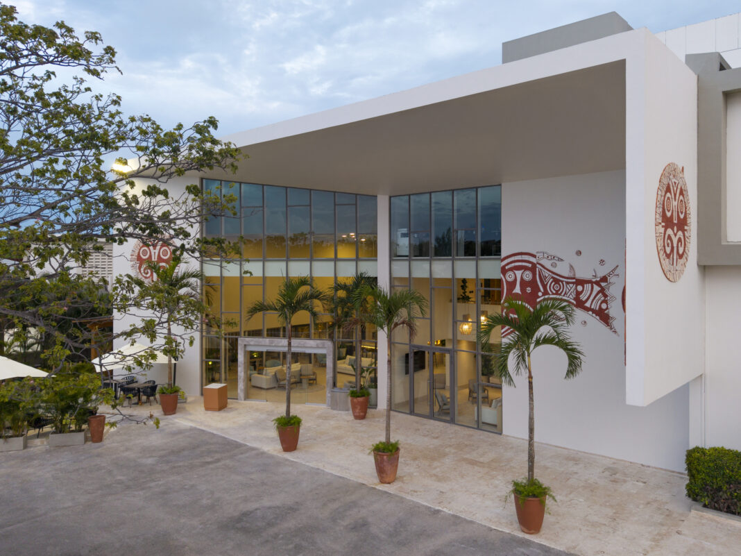 Vista exterior frontal del nuevo Royal Beach Hotel Punta Cana de Hyatt Hotels Corporation y el Grupo Martinon con el que debuta la marca JdV by Hyatt en República Dominicana