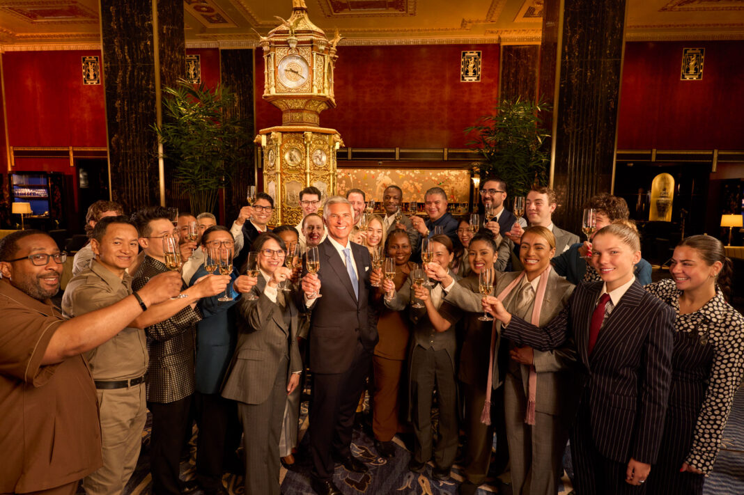 Chris Nassetta y miembros del equipo Waldorf Astoria Nueva York brindan por la apertura del hotel