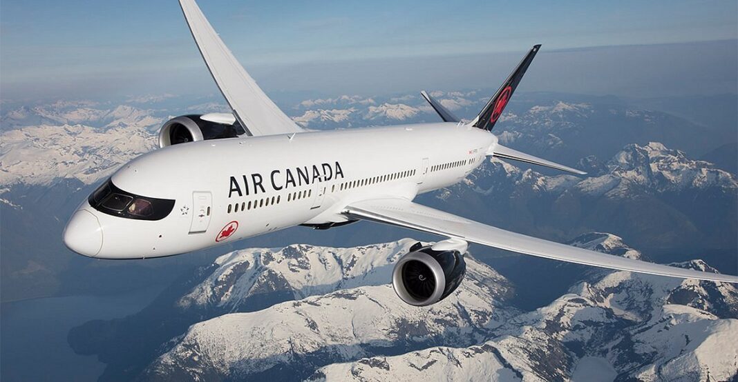 Avión de Air Canadá en el aire